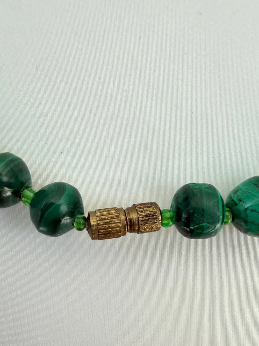 18” Vintage graduated malachite and seed bead necklace w/ gold tone clasp!